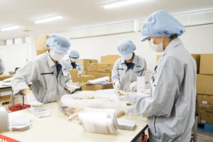 化粧品セット作業